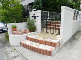 福岡県筑紫野市の外構リフォーム工事。可愛いガーデンアプローチが華やかな外構。