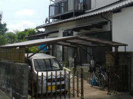 福岡県春日市のカーポート・伸縮門扉・サイドパネルの付いた車庫リフォーム工事の例。