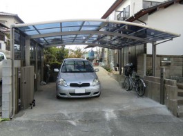 福岡県春日市のカーポート・伸縮門扉・サイドパネルの付いた車庫リフォーム工事の例。