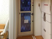 福岡県筑紫郡那珂川町の勝手口ドアリフォーム工事例。サッシが白く室内と調和したドア。
