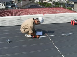 福岡県糸島市T様邸の太陽光パネル設置工事工程。墨出し（工事中に必要な線や位置などを床や壁などに表示する作業）中です。