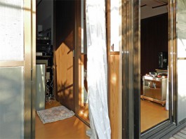 リフォーム後のお部屋を外から撮った写真です。間仕切りを作り、1部屋が2部屋になりました。