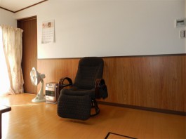 壁は猫がクロスに爪を立てて破らない様に、下に木目調のボードを施工しています。