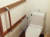 トイレを取り替え、手すりを取付け、クロスと床を張り替えました。