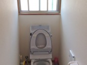 トイレだけでなく、壁や床も新調しました。