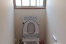 トイレだけでなく、壁や床も新調しました。